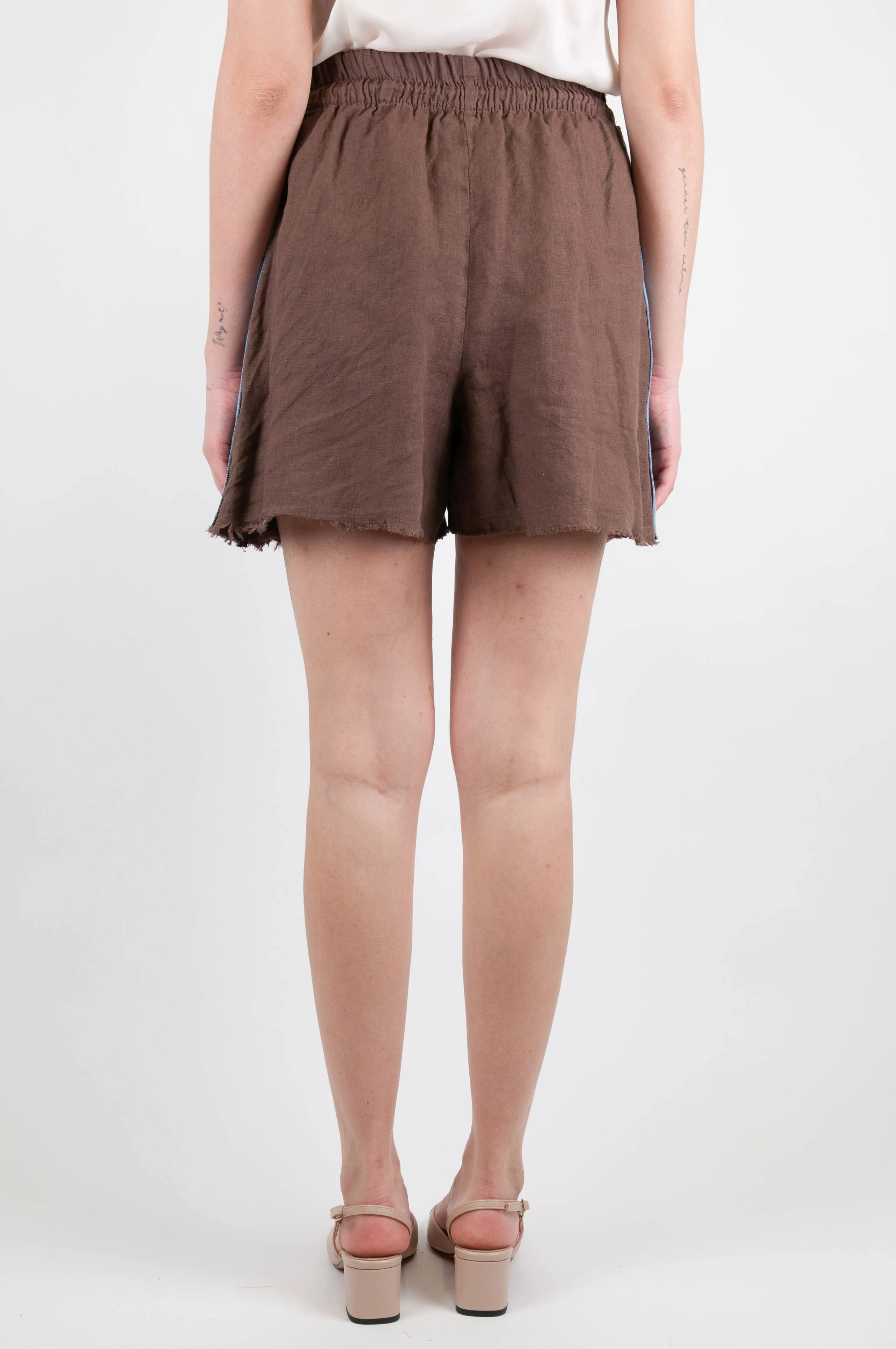 Motel - Linen shorts with drawstring and contrasting side band.