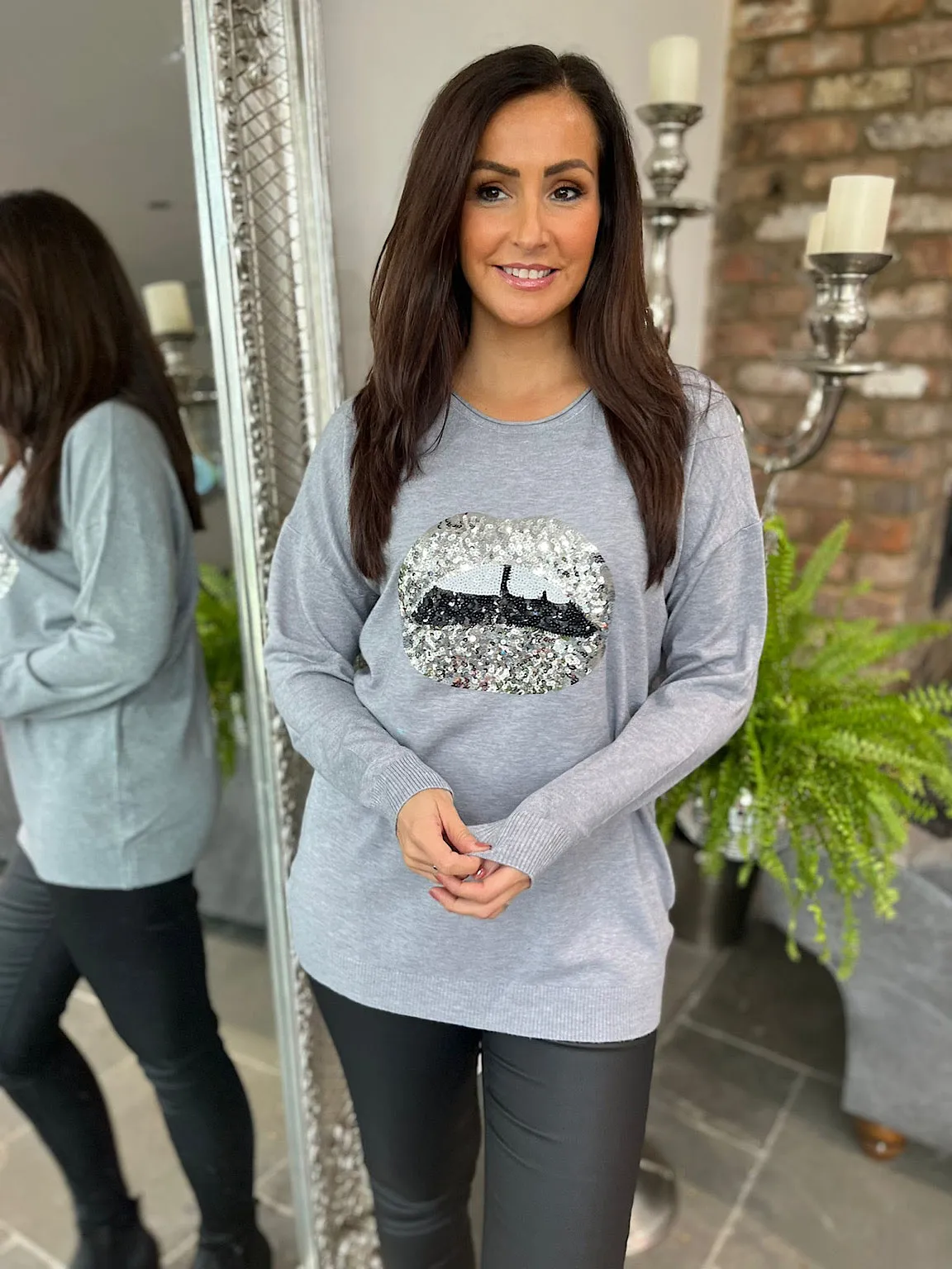 Sequin Lip Print Sweater Riana